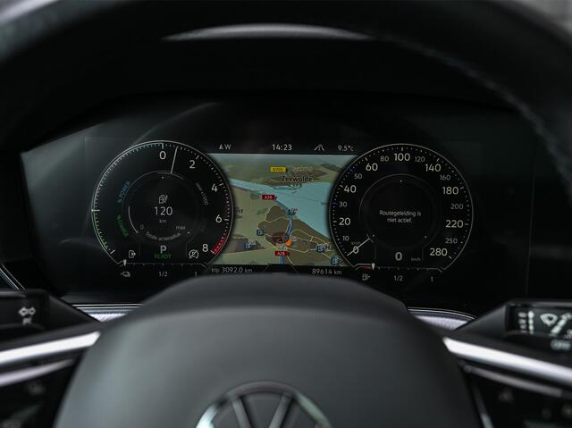 Volkswagen TOUAREG 3.0 TSi 4MOTION R · Panoramadak · Luchtvering · Adaptive Cruise Control · Memory Seats · Camera · Keyless entree · Blis · Ambiance interieur ·