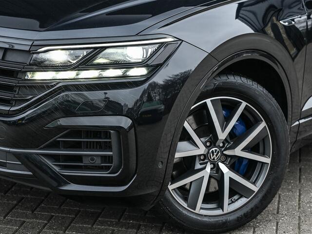 Volkswagen TOUAREG 3.0 TSi 4MOTION R · Panoramadak · Luchtvering · Adaptive Cruise Control · Memory Seats · Camera · Keyless entree · Blis · Ambiance interieur ·