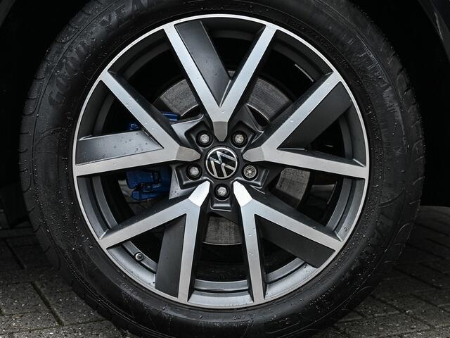 Volkswagen TOUAREG 3.0 TSi 4MOTION R · Panoramadak · Luchtvering · Adaptive Cruise Control · Memory Seats · Camera · Keyless entree · Blis · Ambiance interieur ·