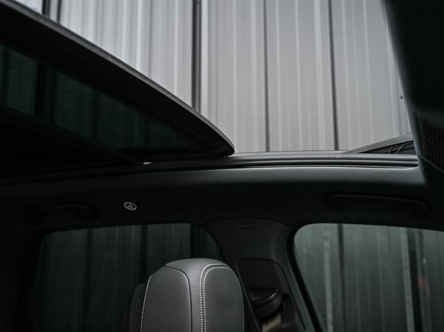 Volkswagen TOUAREG 3.0 TSi 4MOTION R · Panoramadak · Luchtvering · Adaptive Cruise Control · Memory Seats · Camera · Keyless entree · Blis · Ambiance interieur ·