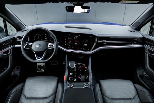 Volkswagen TOUAREG 3.0 TSi eHybrid 4MOTION R | Luchtvering | Panoramadak | Matrix Led IQ | Discover Pro Max | Comfort-Stoelen | Trekhaak | Stoelverwarming V + A | Nachtzicht-Assistent | Park Assist Pro | Connectivity-Pakket | Adaptieve Cruise Control |