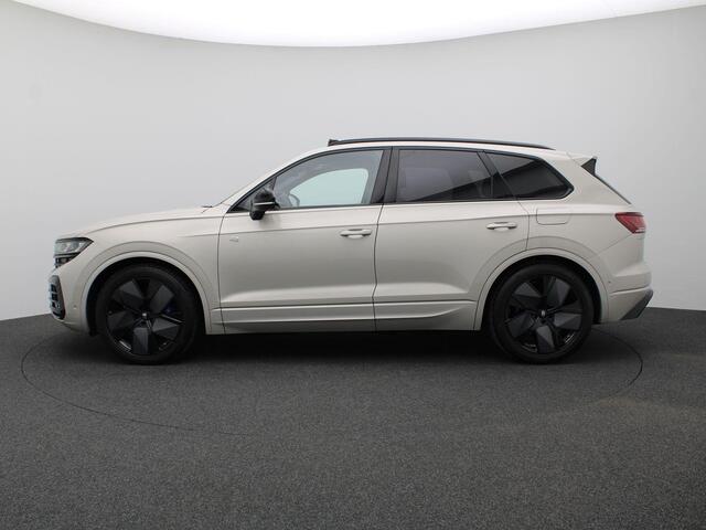 Volkswagen TOUAREG 3.0 TSi eHybrid 4MOTION R Edition 463PK Aut. Pano-Schuifdak, Nachtzicht Camera, Trekhaak, Dynaudio, 21" LM Velgen, Puglia Leder, Keyless, Alarm, Stoel-Stuurverwarming, Matrix-LED Verlichting
