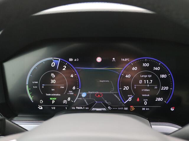 Volkswagen TOUAREG 3.0 TSi eHybrid 4MOTION R Edition 463PK Aut. Pano-Schuifdak, Nachtzicht Camera, Trekhaak, Dynaudio, 21" LM Velgen, Puglia Leder, Keyless, Alarm, Stoel-Stuurverwarming, Matrix-LED Verlichting
