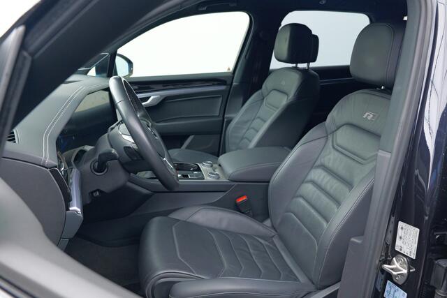 Volkswagen TOUAREG 3.0 TSI R-Line | Pano | Trekhaak | Head-up | Luchtvering