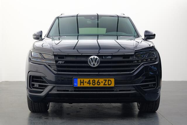Volkswagen TOUAREG 3.0 TSI R-Line | Pano | Trekhaak | Head-up | Luchtvering