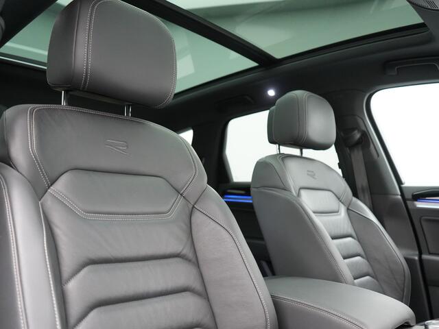 Volkswagen TOUAREG 3.0 TSi 4MOTION R PHEV 462pk Dealer O.H. | Luchtvering | Trekhaak Af Fabriek | Panodak | Adaptive Cruise | Lederen Sportstoelen Memory & Verwarmd | Camera | 21"L.M | Stuur Verwarmd | Keyless | Apple Carplay | Blis | Plug In Hybrid |