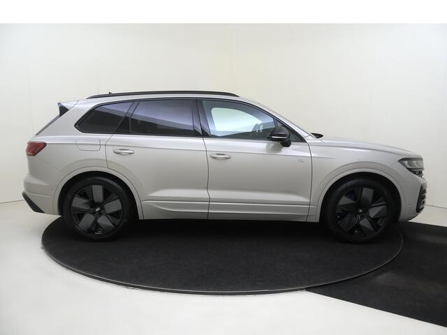 Volkswagen TOUAREG 3.0 TSi eHybrid 4MOTION R Edition | SoH 96% | Panoramadak | Luchtvering | DYNAUDIO | Black style | Leder pakket 'Puglia' | Head-up display | 360 camera | 4-zone airco |