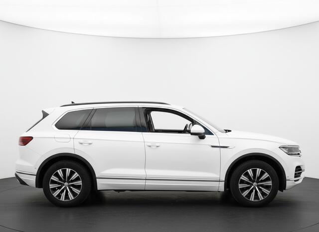 Volkswagen TOUAREG 3.0 TSi eHybrid ATMOSPHERE 4MOTION TREKHAAK/HEAD-UP/PANORAMADAK 1E EIG
