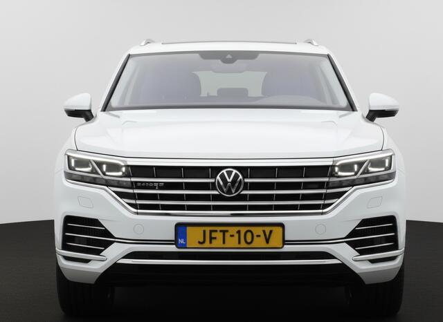 Volkswagen TOUAREG 3.0 TSi eHybrid ATMOSPHERE 4MOTION TREKHAAK/HEAD-UP/PANORAMADAK 1E EIG