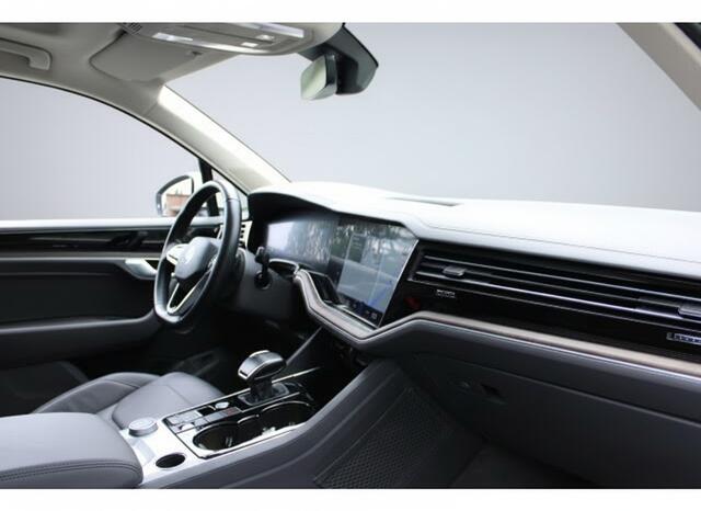 Volkswagen TOUAREG 3.0 TSi eHybrid ATMOSPHERE 4MOTION TREKHAAK/HEAD-UP/PANORAMADAK 1E EIG