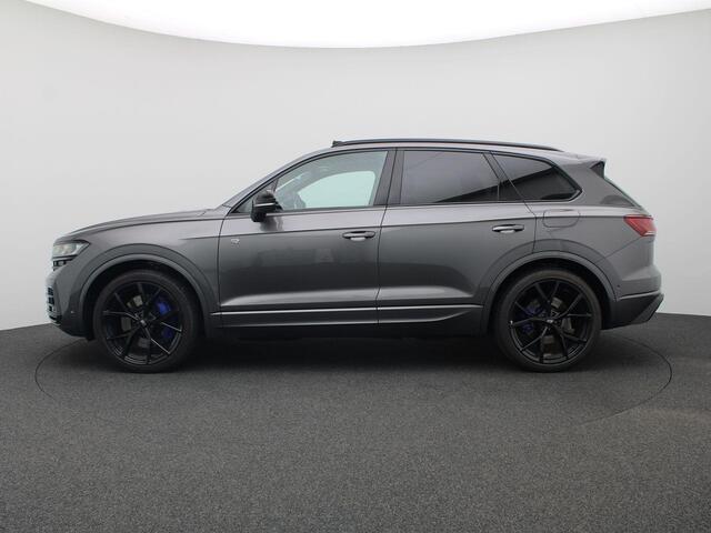 Volkswagen TOUAREG 3.0 TSi eHybrid 4MOTION R Edition 462PK Aut. matrix led, trekhaak, panoramadak, 360gr. camera, leder, luchtvering, keyless, stuur-stoelverwarming, Dynaudio, head-up display, 22" lichtmetaal