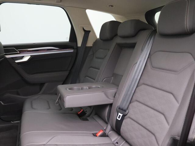 Volkswagen TOUAREG 3.0 TSi eHybrid 4MOTION Elegance 381PK DSG Panorama dak, Trekhaak, Luchtvering, Nachtzicht, Memorystoel, IQ Light, 21" Lmv, 360 Camera, Stoelverwarming v+a, Leder