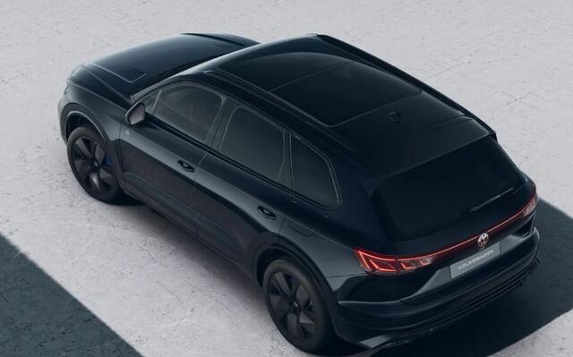 Volkswagen TOUAREG 3.0 TSi eHybrid 462PK DSG 4MOTION R / Bekleding Leder 'Puglia' t.w.v ¤4.290 / DYNAUDIO Geluidsysteem / Panoramadak / 360° Camera / 21'' Leeds / VW