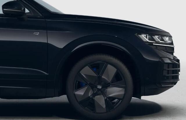 Volkswagen TOUAREG 3.0 TSi eHybrid 462PK DSG 4MOTION R / Bekleding Leder 'Puglia' t.w.v ¤4.290 / DYNAUDIO Geluidsysteem / Panoramadak / 360° Camera / 21'' Leeds / VW
