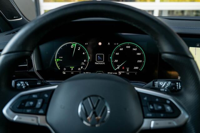 Volkswagen TOUAREG R eHybrid 4Motion | Panorama | Luchtvering | Dynaudio | Stoelventilatie | 360 Camera | Head-Up | 22' Inch |