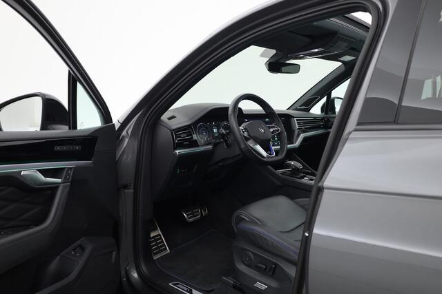 Volkswagen TOUAREG 3.0 TSI 462pk eHybrid 4MOTION R | Rijklaar! | Elek. Trekhaak | Luchtvering | Ventilatie | S/K-Dak | 22'' | HUD | Memory+Leder | Dynaudio | Stoel-Stuurverw. | 360*+PDC | Sfeerverl. | Rijmodi | Dodehoek | BlackStyle V