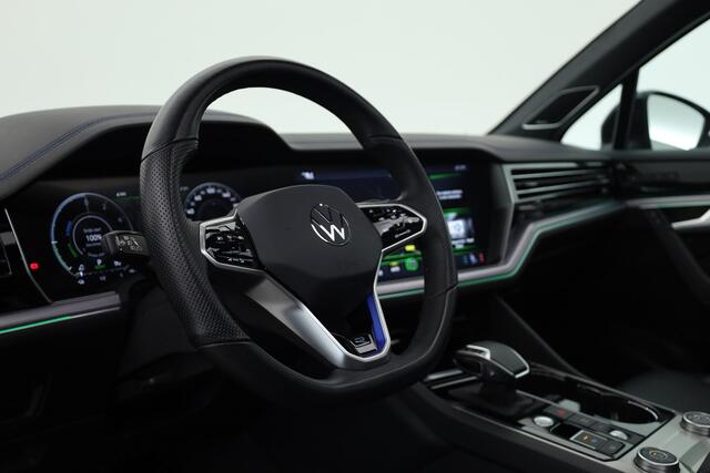 Volkswagen TOUAREG 3.0 TSI 462pk eHybrid 4MOTION R | Rijklaar! | Elek. Trekhaak | Luchtvering | Ventilatie | S/K-Dak | 22'' | HUD | Memory+Leder | Dynaudio | Stoel-Stuurverw. | 360*+PDC | Sfeerverl. | Rijmodi | Dodehoek | BlackStyle V