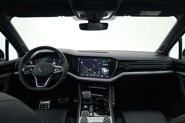 Volkswagen TOUAREG 3.0 TSI 462pk eHybrid 4MOTION R | Rijklaar! | Elek. Trekhaak | Luchtvering | Ventilatie | S/K-Dak | 22'' | HUD | Memory+Leder | Dynaudio | Stoel-Stuurverw. | 360*+PDC | Sfeerverl. | Rijmodi | Dodehoek | BlackStyle V