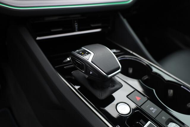 Volkswagen TOUAREG 3.0 TSI 462pk eHybrid 4MOTION R | Rijklaar! | Elek. Trekhaak | Luchtvering | Ventilatie | S/K-Dak | 22'' | HUD | Memory+Leder | Dynaudio | Stoel-Stuurverw. | 360*+PDC | Sfeerverl. | Rijmodi | Dodehoek | BlackStyle V