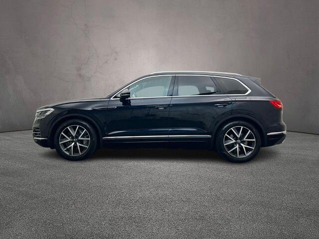 Volkswagen TOUAREG Elegance 3.0 TSI eHybrid 381pk Tiptronic Trekhaak, Luchtvering, Lederen bekleding, Panoramadak, Adaptive cruise control, Head up display, LED matrix koplampen