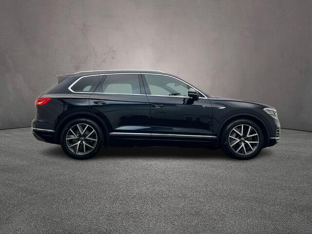 Volkswagen TOUAREG Elegance 3.0 TSI eHybrid 381pk Tiptronic Trekhaak, Luchtvering, Lederen bekleding, Panoramadak, Adaptive cruise control, Head up display, LED matrix koplampen