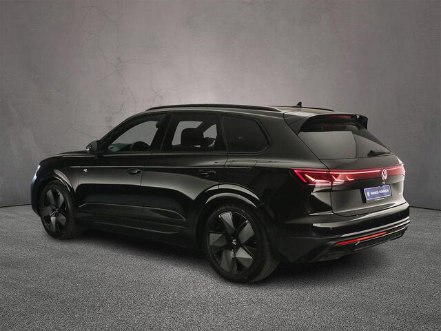 Volkswagen TOUAREG R Edition 3.0 TSI eHybrid 462pk Tiptronic Trekhaak, Luchtvering, Lederen bekleding, DYN audio, LED matrix koplampen, 360 camera, Adaptive cruise control