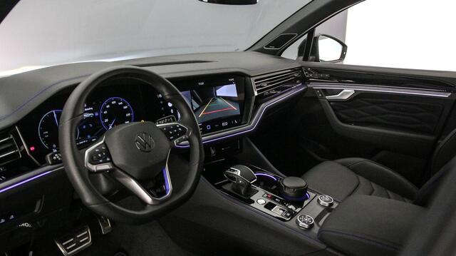 Volkswagen TOUAREG R Edition 3.0 TSI eHybrid 462pk Tiptronic Trekhaak, Luchtvering, Lederen bekleding, DYN audio, LED matrix koplampen, 360 camera, Adaptive cruise control