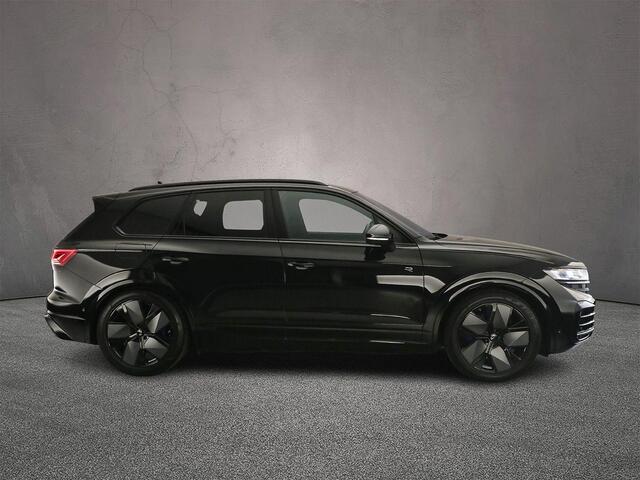 Volkswagen TOUAREG R Edition 3.0 TSI eHybrid 462pk Tiptronic Trekhaak, Luchtvering, Lederen bekleding, DYN audio, LED matrix koplampen, 360 camera, Adaptive cruise control