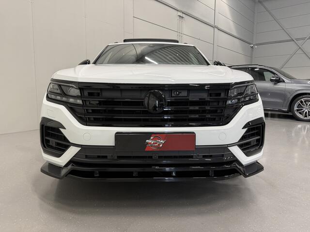 Volkswagen TOUAREG R 3.0 TSi 4MOTION eHybrid 462PK PANO/PUGLIA/LUCHTVERING/NACHT-ZICHT/TREKHAAK/22"/SOFT-CLOSE/360CAMERA/ACC/DYNAUDIO/HEAD-UP/BLACK-OPTIC/MAXTON-BODYKIT/DRIVER ASS.PLUS/MASSAGE/FULL OPTIONS/VOLLEDIG VW DEALER HISTORIE