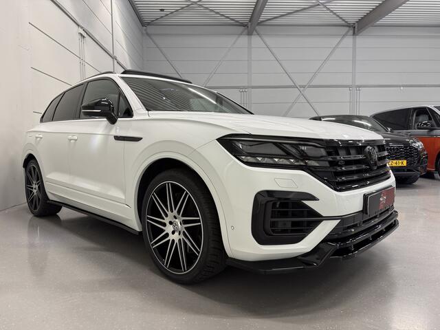 Volkswagen TOUAREG R 3.0 TSi 4MOTION eHybrid 462PK PANO/PUGLIA/LUCHTVERING/NACHT-ZICHT/TREKHAAK/22"/SOFT-CLOSE/360CAMERA/ACC/DYNAUDIO/HEAD-UP/BLACK-OPTIC/MAXTON-BODYKIT/DRIVER ASS.PLUS/MASSAGE/FULL OPTIONS/VOLLEDIG VW DEALER HISTORIE