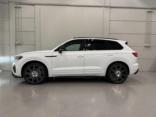 Volkswagen TOUAREG R 3.0 TSi 4MOTION eHybrid 462PK PANO/PUGLIA/LUCHTVERING/NACHT-ZICHT/TREKHAAK/22"/SOFT-CLOSE/360CAMERA/ACC/DYNAUDIO/HEAD-UP/BLACK-OPTIC/MAXTON-BODYKIT/DRIVER ASS.PLUS/MASSAGE/FULL OPTIONS/VOLLEDIG VW DEALER HISTORIE