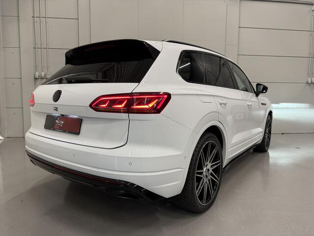 Volkswagen TOUAREG R 3.0 TSi 4MOTION eHybrid 462PK PANO/PUGLIA/LUCHTVERING/NACHT-ZICHT/TREKHAAK/22"/SOFT-CLOSE/360CAMERA/ACC/DYNAUDIO/HEAD-UP/BLACK-OPTIC/MAXTON-BODYKIT/DRIVER ASS.PLUS/MASSAGE/FULL OPTIONS/VOLLEDIG VW DEALER HISTORIE