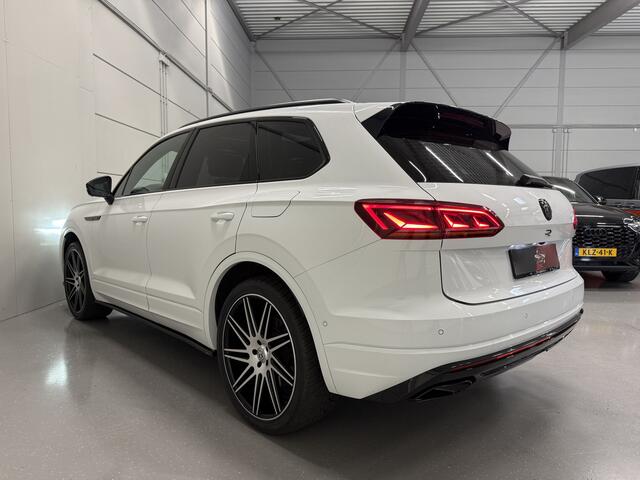 Volkswagen TOUAREG R 3.0 TSi 4MOTION eHybrid 462PK PANO/PUGLIA/LUCHTVERING/NACHT-ZICHT/TREKHAAK/22"/SOFT-CLOSE/360CAMERA/ACC/DYNAUDIO/HEAD-UP/BLACK-OPTIC/MAXTON-BODYKIT/DRIVER ASS.PLUS/MASSAGE/FULL OPTIONS/VOLLEDIG VW DEALER HISTORIE