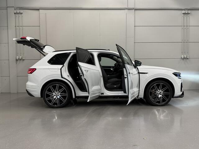 Volkswagen TOUAREG R 3.0 TSi 4MOTION eHybrid 462PK PANO/PUGLIA/LUCHTVERING/NACHT-ZICHT/TREKHAAK/22"/SOFT-CLOSE/360CAMERA/ACC/DYNAUDIO/HEAD-UP/BLACK-OPTIC/MAXTON-BODYKIT/DRIVER ASS.PLUS/MASSAGE/FULL OPTIONS/VOLLEDIG VW DEALER HISTORIE