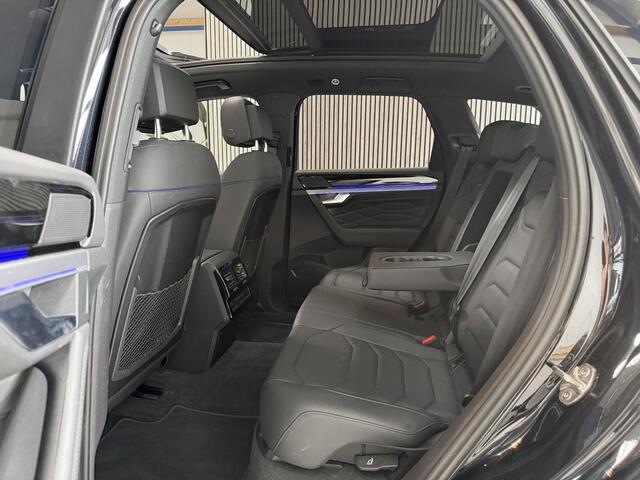 Volkswagen TOUAREG 3.0 TSi 4MOTION R LINE - PANORAMADAK - TREKHAAK - LUCHTVERING - HUD - 360 CAMERA - SFEERVERLICHTING - MASSAGE STOELEN
