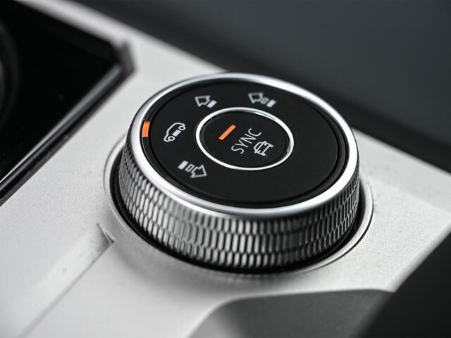 Volkswagen TOUAREG 3.0 TSi eHybrid 4MOTION | Panoramadak | Night Vision | Luchtvering | Massagestoelen + Ventilatie | Dynaudio | HUD | 360 Camera | Ambiance Interieur | Trekhaak | Soft Close | Stoelverwarming V+A |