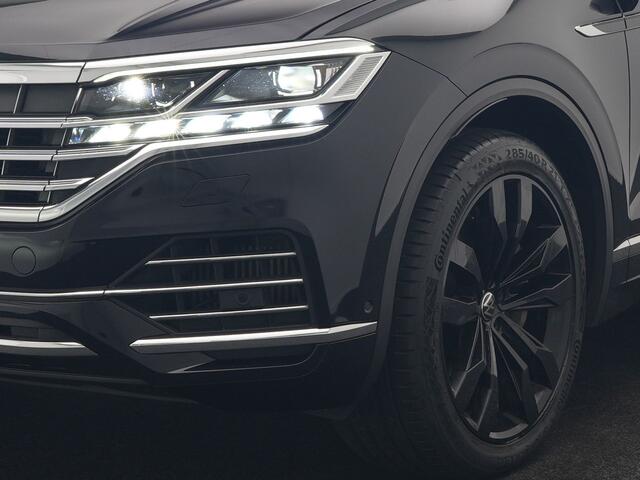 Volkswagen TOUAREG 3.0 TSi eHybrid 4MOTION PHEV 381pk Dealer O.H | Luchtvering | Trekhaak Af Fabriek | Panodak | Adaptive Cruise | Lederen Sportstoelen Memory & Verwarmd | Keyless | Apple Carplay | Virtual | Navigatie | DAB | 21"L.M | Plug In Hybrid |