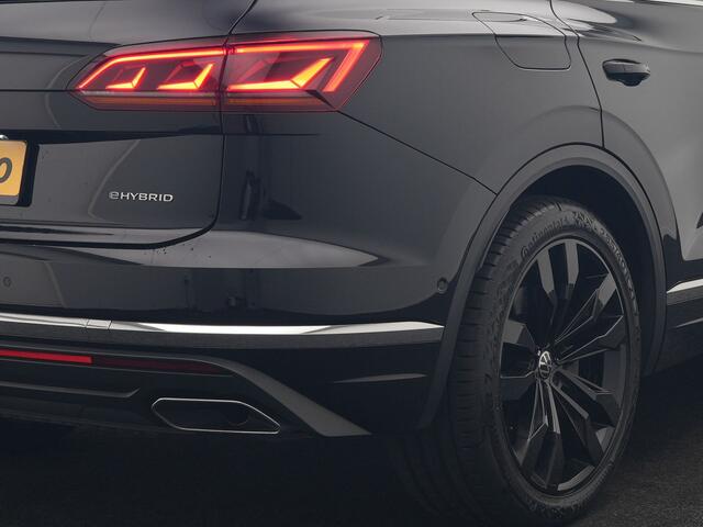Volkswagen TOUAREG 3.0 TSi eHybrid 4MOTION PHEV 381pk Dealer O.H | Luchtvering | Trekhaak Af Fabriek | Panodak | Adaptive Cruise | Lederen Sportstoelen Memory & Verwarmd | Keyless | Apple Carplay | Virtual | Navigatie | DAB | 21"L.M | Plug In Hybrid |