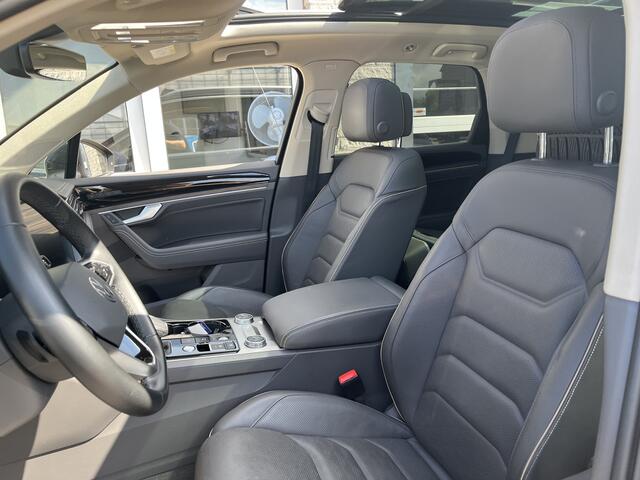 Volkswagen TOUAREG 3.0 TSi eHybrid 4MOTION Elegance / 381 PK/ AUTOMAAT/ TREKHAAK/ LUCHTVERING/ PANO/ MEMORY SEAT/ STOELVERWARM. & VERKOELING/ APP-CONNECT/ 360 CAMERA/ LEER