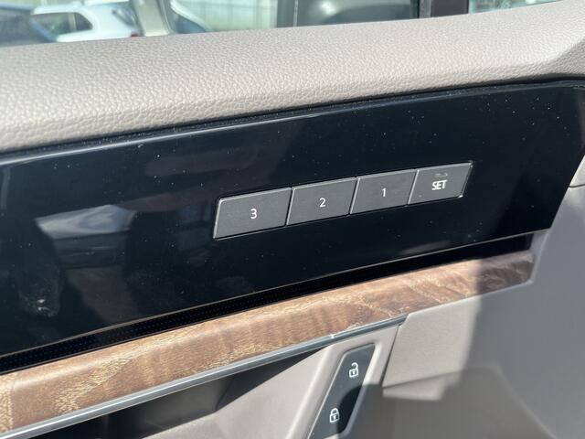 Volkswagen TOUAREG 3.0 TSi eHybrid 4MOTION Elegance / 381 PK/ AUTOMAAT/ TREKHAAK/ LUCHTVERING/ PANO/ MEMORY SEAT/ STOELVERWARM. & VERKOELING/ APP-CONNECT/ 360 CAMERA/ LEER
