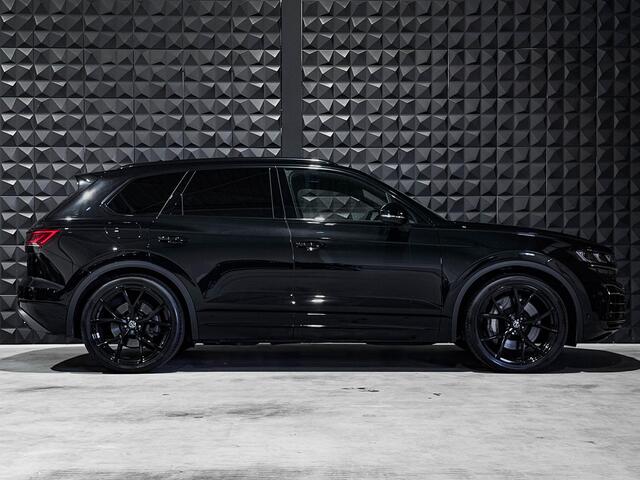 Volkswagen TOUAREG 3.0 TSi eHybrid 4M |All Black | Pano | 22" | Dynaudio | Topv | Memo | IQ Li. + Drive | Ambiente Verl. 30 Kleuren | Park |