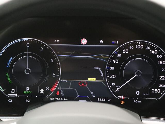 Volkswagen TOUAREG 3.0 TSi eHybrid 4MOTION R 462PK Aut. SOH 89,68%, Panoramadak, Trekhaak, Memorystoelen, Servosluiting, Nachtzichtcamera, 21" LM Velgen, Luchtvering