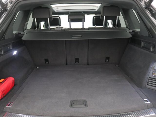 Volkswagen TOUAREG 3.0 TSi eHybrid 4MOTION R 462PK Aut. SOH 89,68%, Panoramadak, Trekhaak, Memorystoelen, Servosluiting, Nachtzichtcamera, 21" LM Velgen, Luchtvering