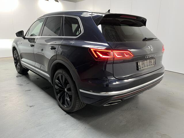 Volkswagen TOUAREG 3.0 TSi eHybrid 4MOTION Elegance / AUTOMAAT/ 381PK/ PANO/ TREKHAAK/ LEER/ LUCHTVERING/ APP-CONNECT/ PARK.SENSOR. + 360 CAMERA/ STUUR+STOELVERWARM./ MEMORY + MASSAGE/ DCC/ ACC/ ELEK.ACHTERKLEP/ HEAD-UP/ NAVI/ DAB