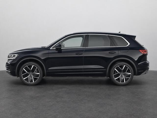 Volkswagen TOUAREG 3.0 TSi eHybrid 4MOTION Elegance 381PK Aut. Panoramadak, Trekhaak, Head-Up Display, Dynaudio, Luchtvering, 21" LM Velgen, Servosluiting, Nachtzicht camera, Elektr. Achterklep