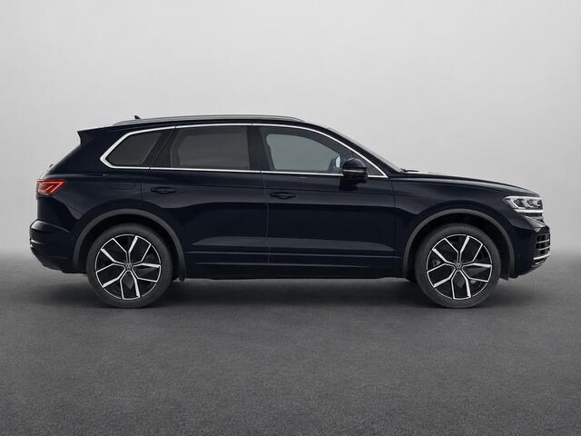 Volkswagen TOUAREG 3.0 TSi eHybrid 4MOTION Elegance 381PK Aut. Panoramadak, Trekhaak, Head-Up Display, Dynaudio, Luchtvering, 21" LM Velgen, Servosluiting, Nachtzicht camera, Elektr. Achterklep