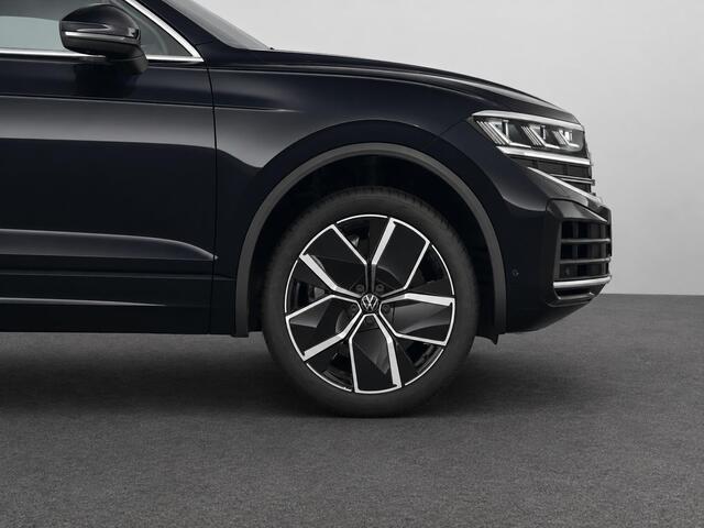 Volkswagen TOUAREG 3.0 TSi eHybrid 4MOTION Elegance 381PK Aut. Panoramadak, Trekhaak, Head-Up Display, Dynaudio, Luchtvering, 21" LM Velgen, Servosluiting, Nachtzicht camera, Elektr. Achterklep