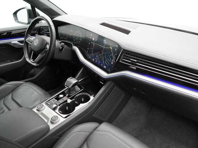 Volkswagen TOUAREG 3.0 TSi eHybrid 4MOTION PHEV 381pk Dealer O.H | Luchtvering | Trekhaak Af Fabriek | Panodak | Adaptive Cruise | Matrix LED | Lederen Sportstoelen Memory & Verwarmd | Keyless | Apple Carplay | Virtual | Navigatie | DAB | 21"L.M | Plug In Hybrid |