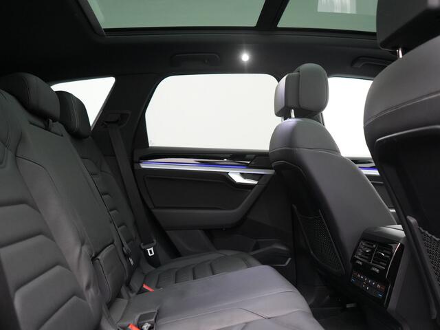 Volkswagen TOUAREG 3.0 TSi eHybrid 4MOTION PHEV 381pk Dealer O.H | Luchtvering | Trekhaak Af Fabriek | Panodak | Adaptive Cruise | Matrix LED | Lederen Sportstoelen Memory & Verwarmd | Keyless | Apple Carplay | Virtual | Navigatie | DAB | 21"L.M | Plug In Hybrid |