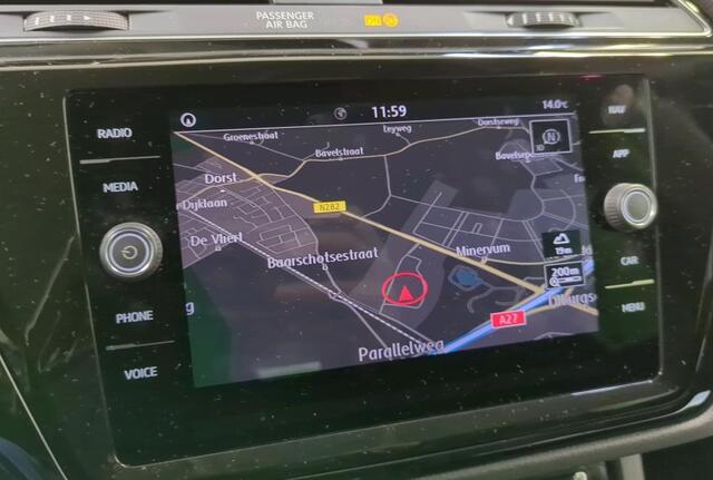 Volkswagen TOURAN 2.0 TDI Dsg Highline Business R R-line Navigatie Camera Acc Dab Led Carplay Sport Comfort Stoelen + Verwarming NL Auto BTW